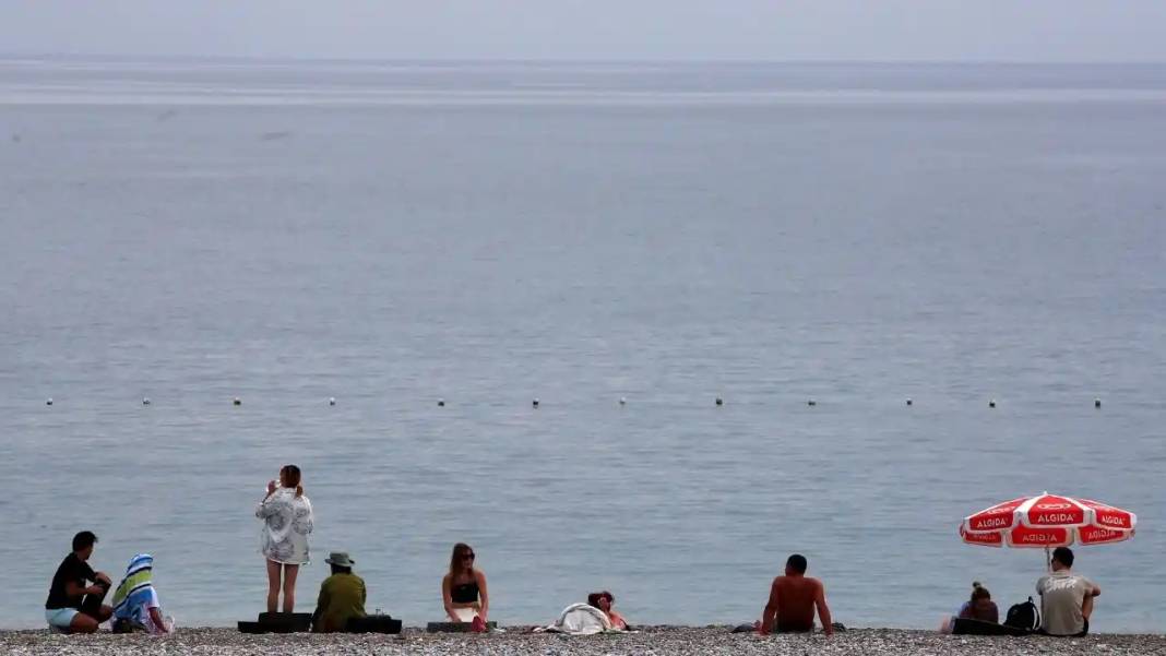 Antalya’da Bahar Havası: Kasım Ayında Denizin Keyfini Çıkardılar 6